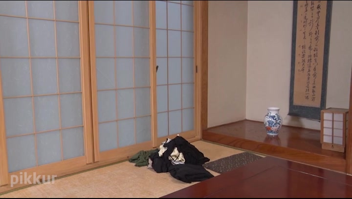 Emiri Momota Seducing By Flashing Pussy: Emiri Momota