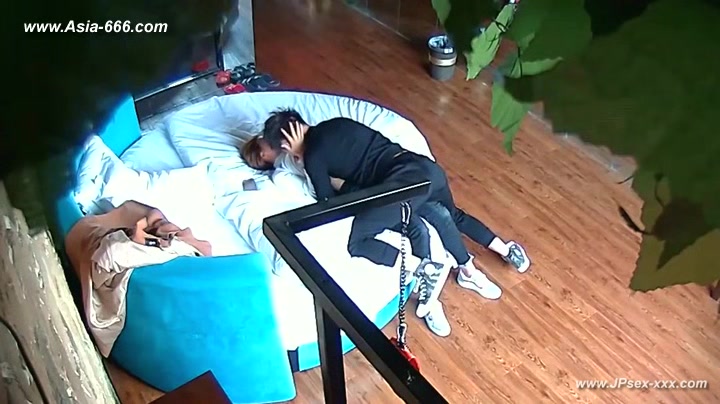 Hackers use the camera to remote monitoring of a lover's home life.347