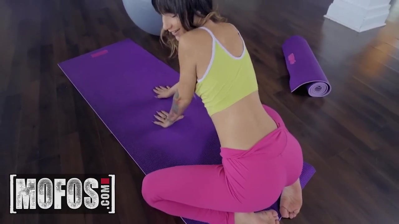Is Ready To Do Some Yoga But Her Instructor Is Super Hot And She Cant Focus With Ryan Keely And Kitty Carrera