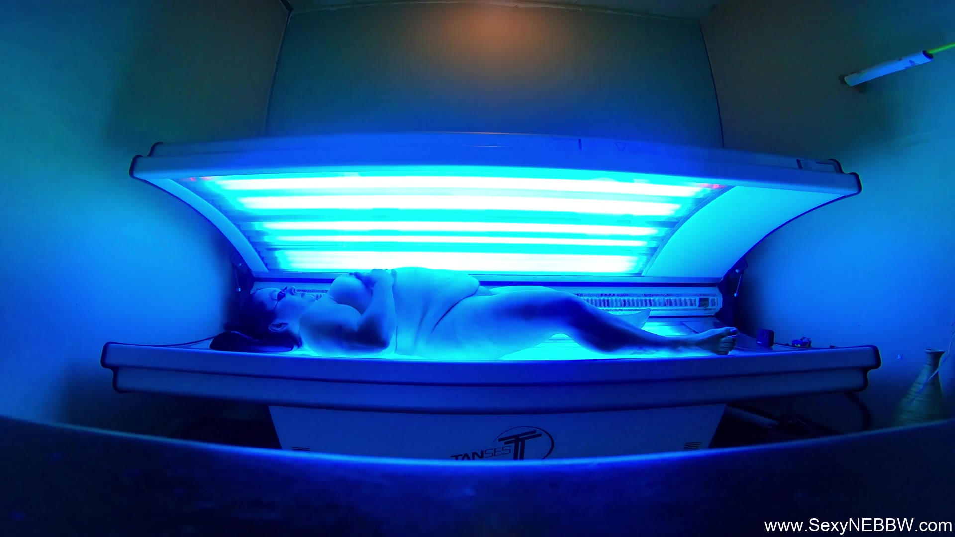 Sexy Bbw Playing Public Tanning Bed - Sexynebbw