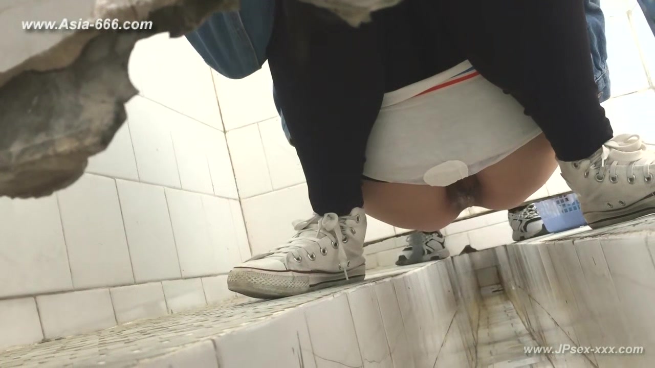 chinese girls go to toilet.293