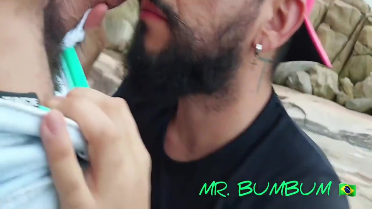 Gay Porn - Sexo Na Praia : Uma Puta Espera De Quatro Usando Fio Dentel Em Cima Das Pedras Para Fazer Os Machos Relaxar. Completo No Red 7 Min