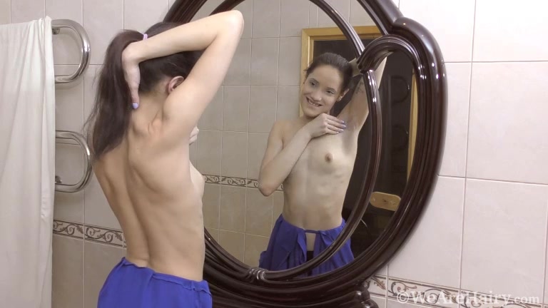 Mia Sanders masturbates after some makeup time