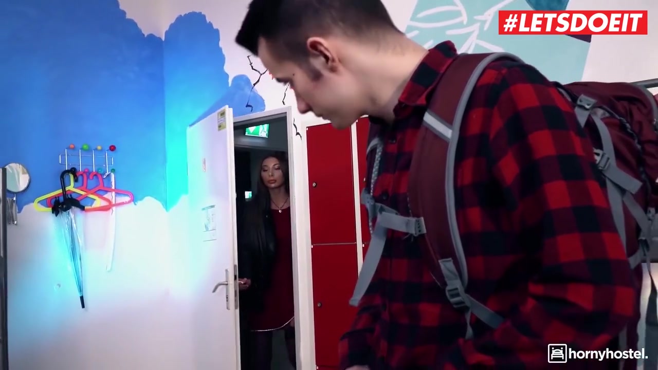 Perfect Body Anal Threeway In Hostel