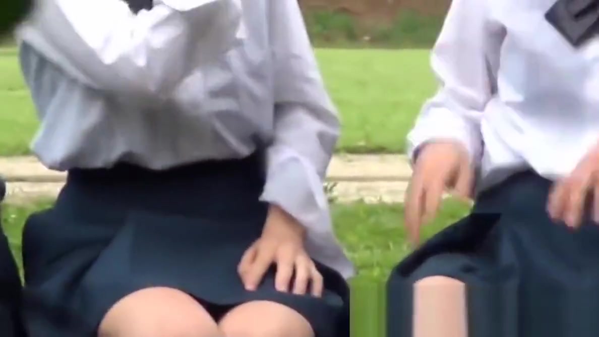 Cute Japanse with pigtails pisses in the wind