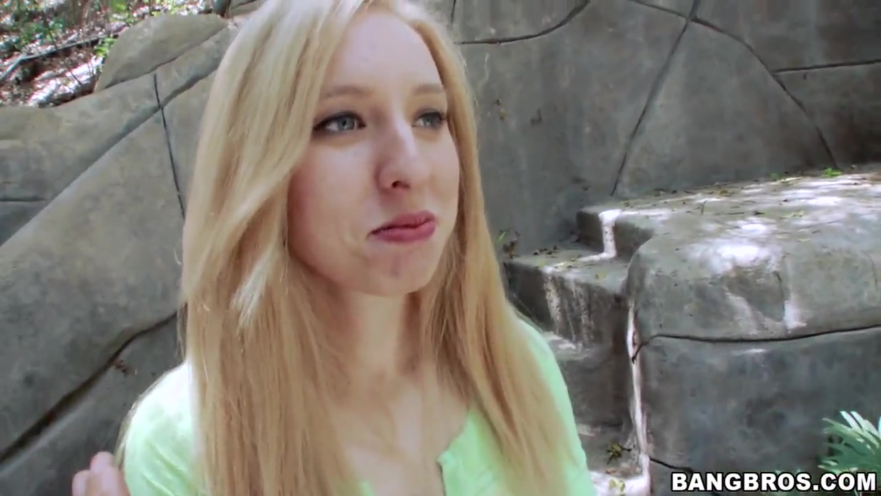 Blondie Sofie Carter is sucking a nice cock