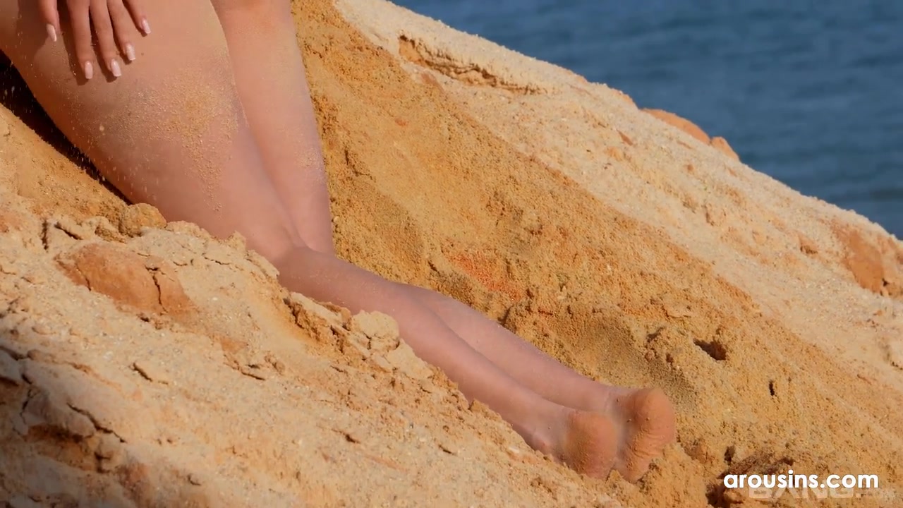 Dee Vine loves to masturbate on the beach