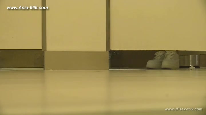 chinese girls go to toilet.135