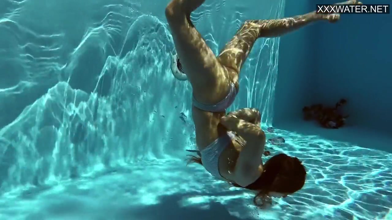Mia Split - Russian Gymnast Swimming