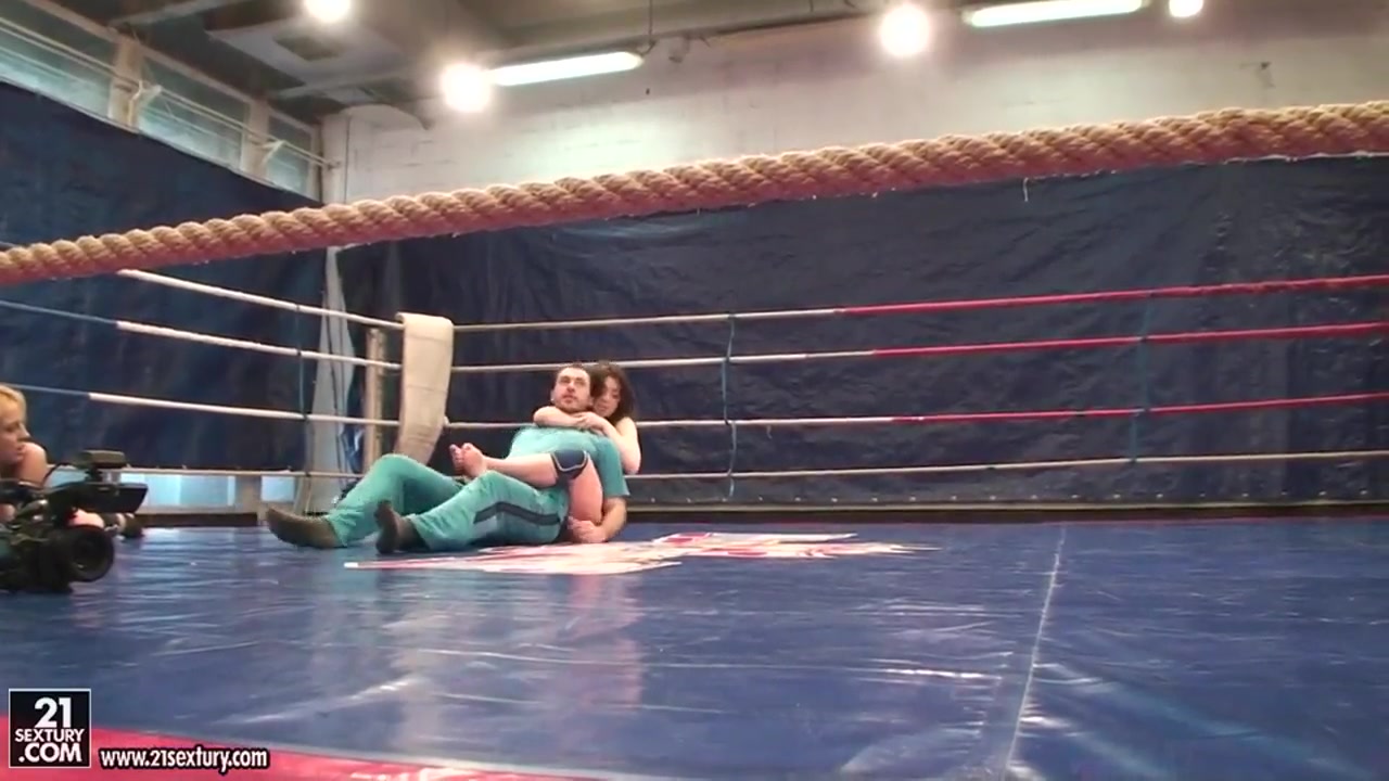 Mandi Dee and Tiffany Doll set up so belligerently because they want to get their pussies licked