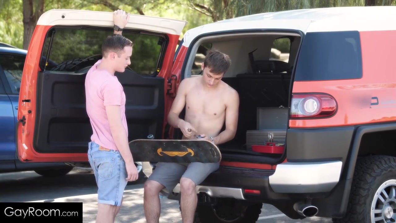 Sk8ter Boi Opens Tight Ass For Thick Dick