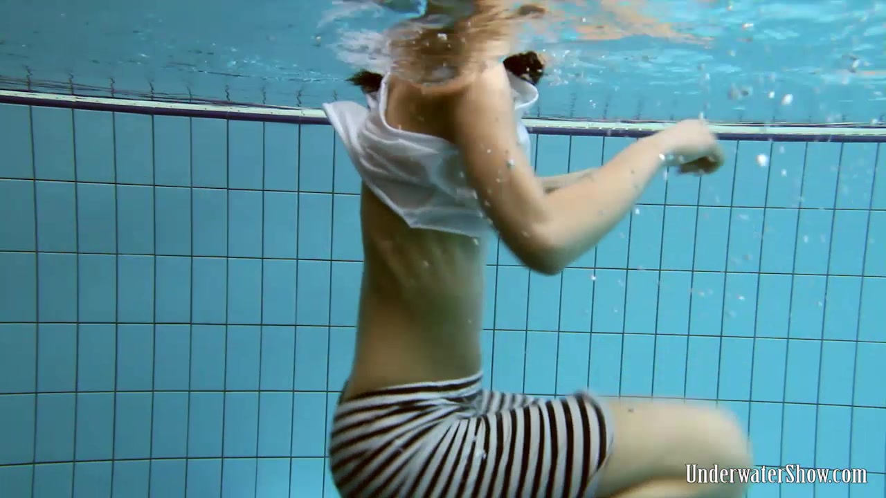 UnderwaterShow Video: Vera in the pool