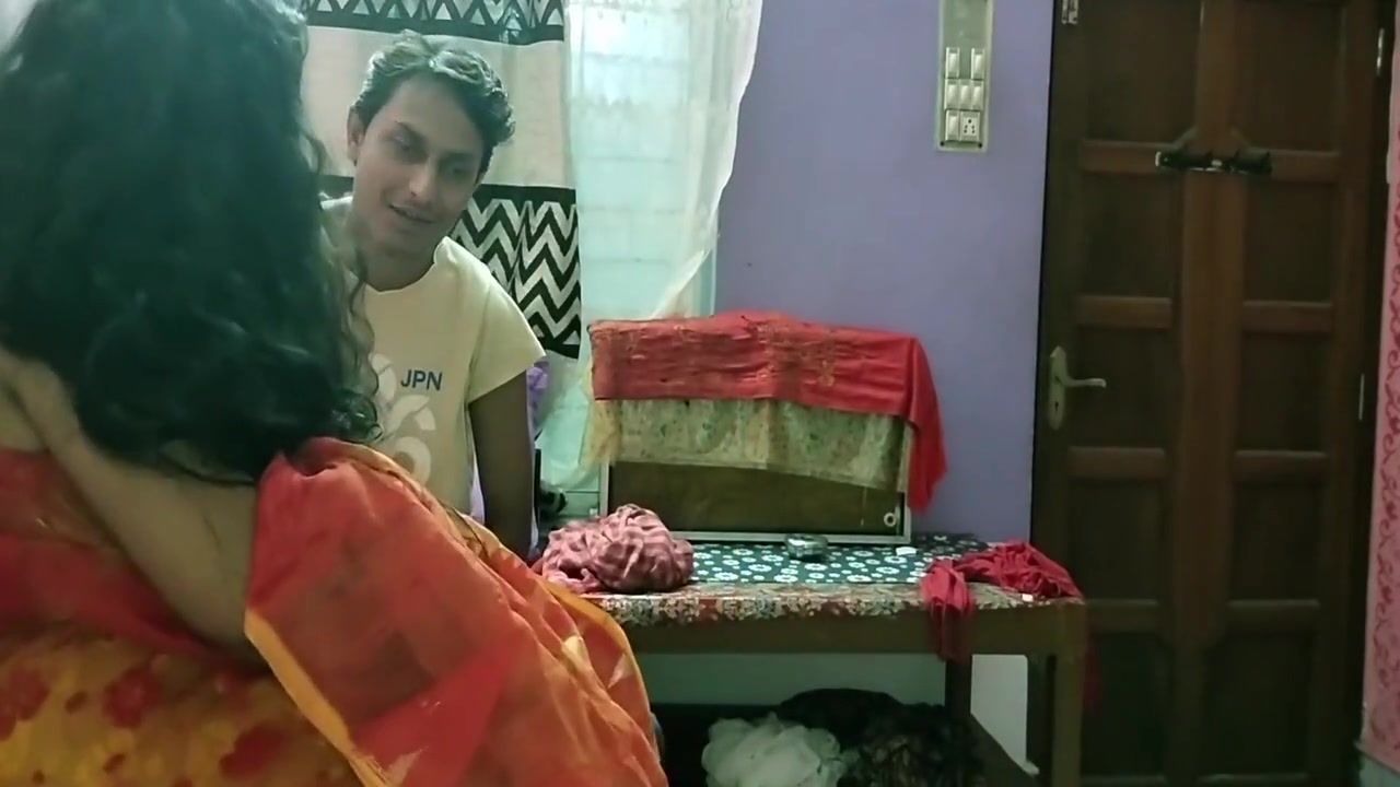 Indian Hot Bhabhi Xxx Sex With Innocent Boy! With Clear Audio 15 Min