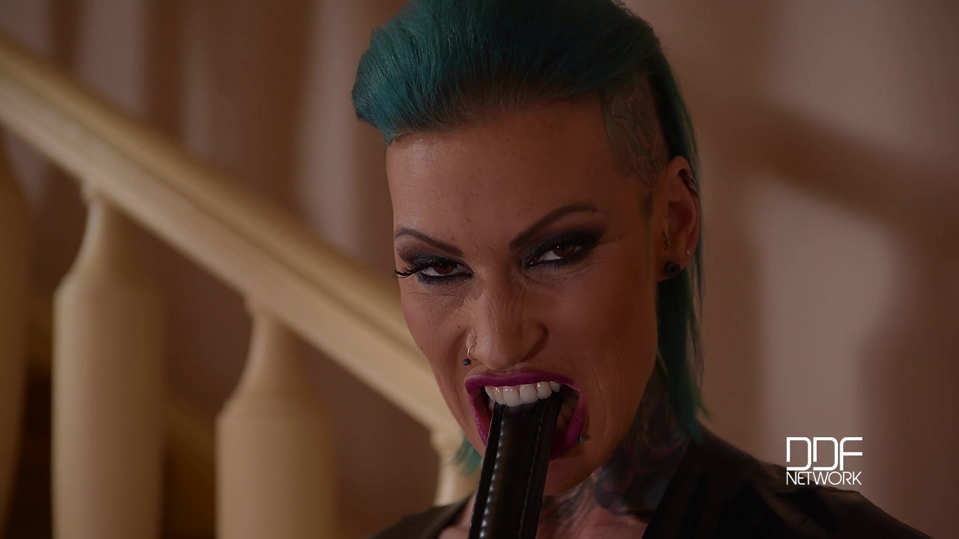 Hardcore Rotterdam - Tattooed Babe Crams Twat With Huge Dildo - PornWorld