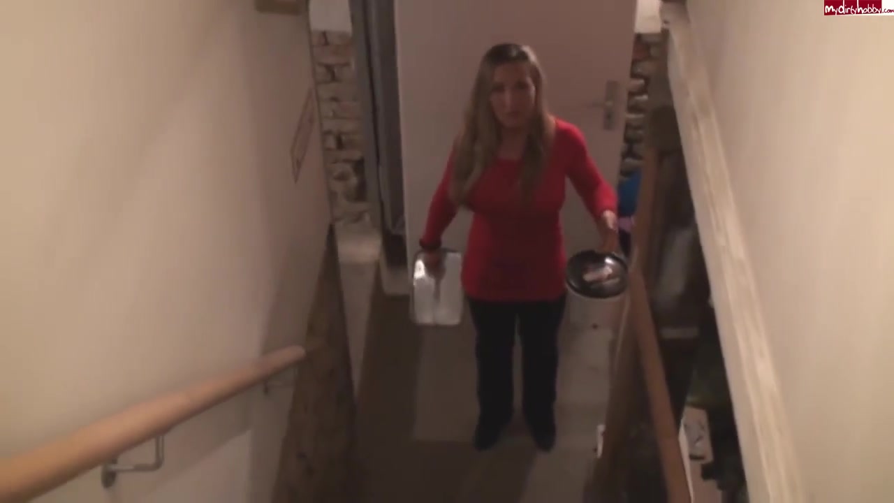 Blondine Bietet Sich An Und Wird Angepisst