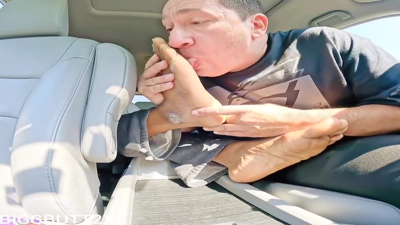 Biggbutt2xl Worships Feet Sucks Dick Then Gets Fucked In Philly