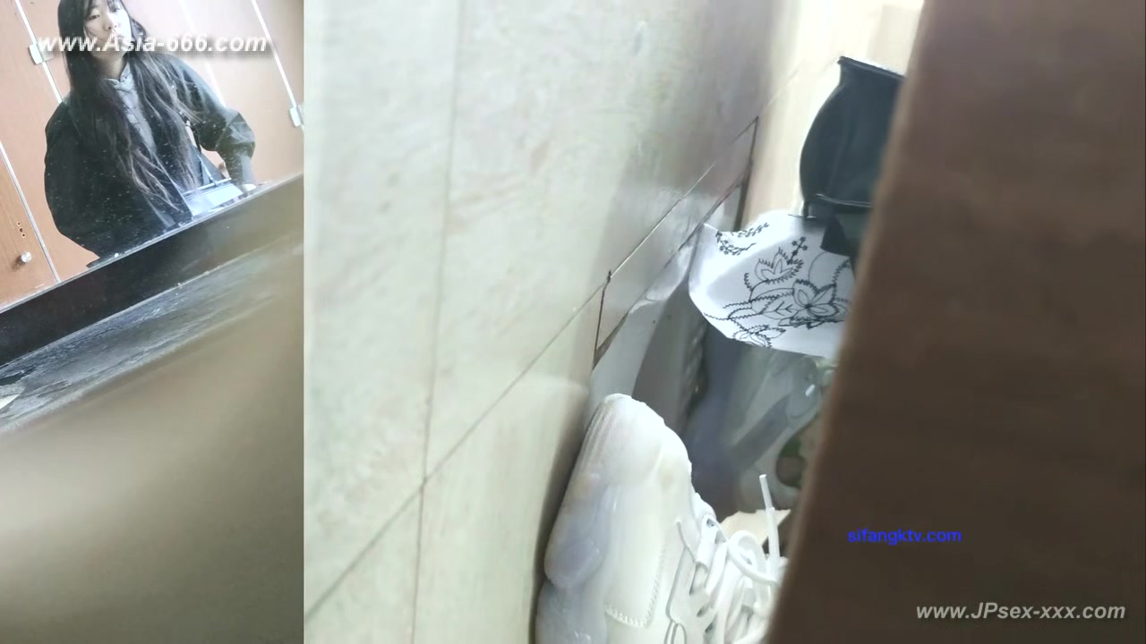 chinese girls go to toilet.300