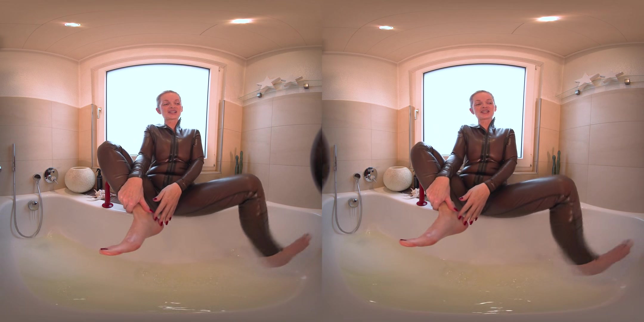Latex Bathtube Fun