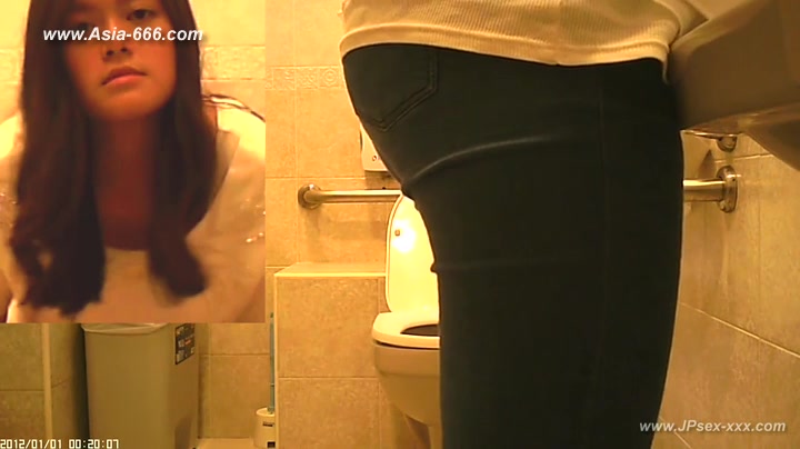 peeping taiwan girls go to toilet.3
