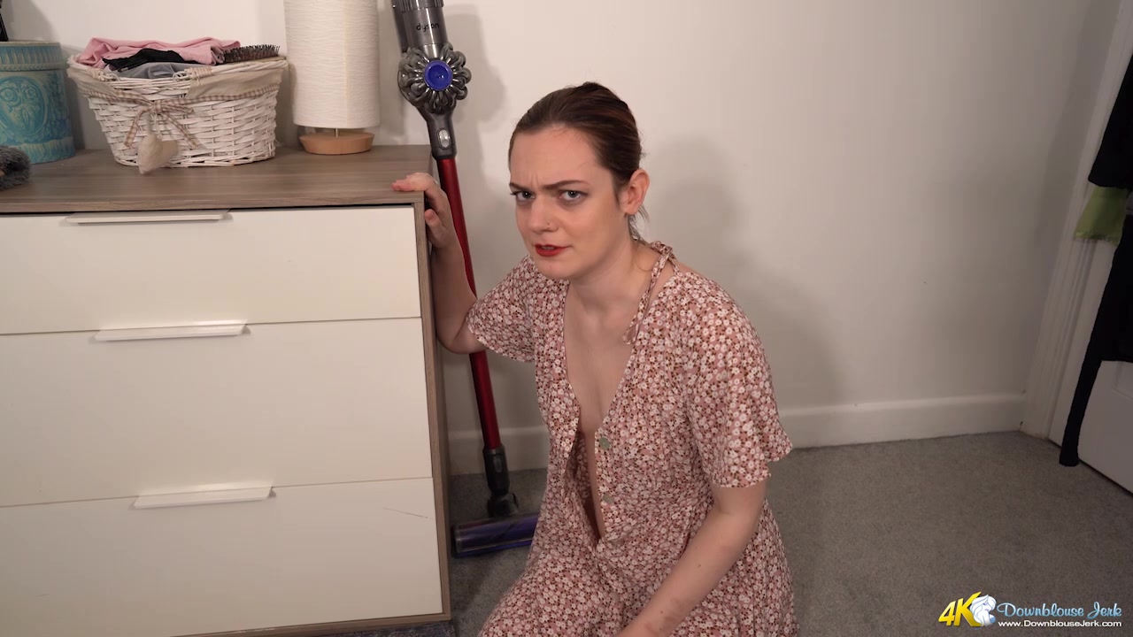 Extra Service - DownblouseJerk