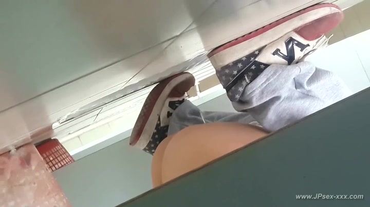 chinese girl go to toilet.30