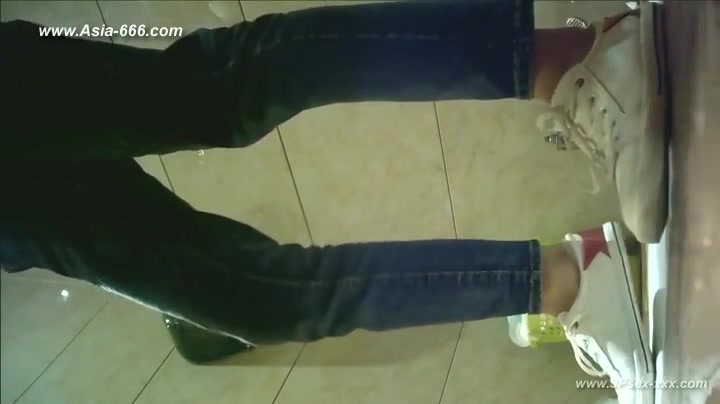 chinese girls go to toilet.79