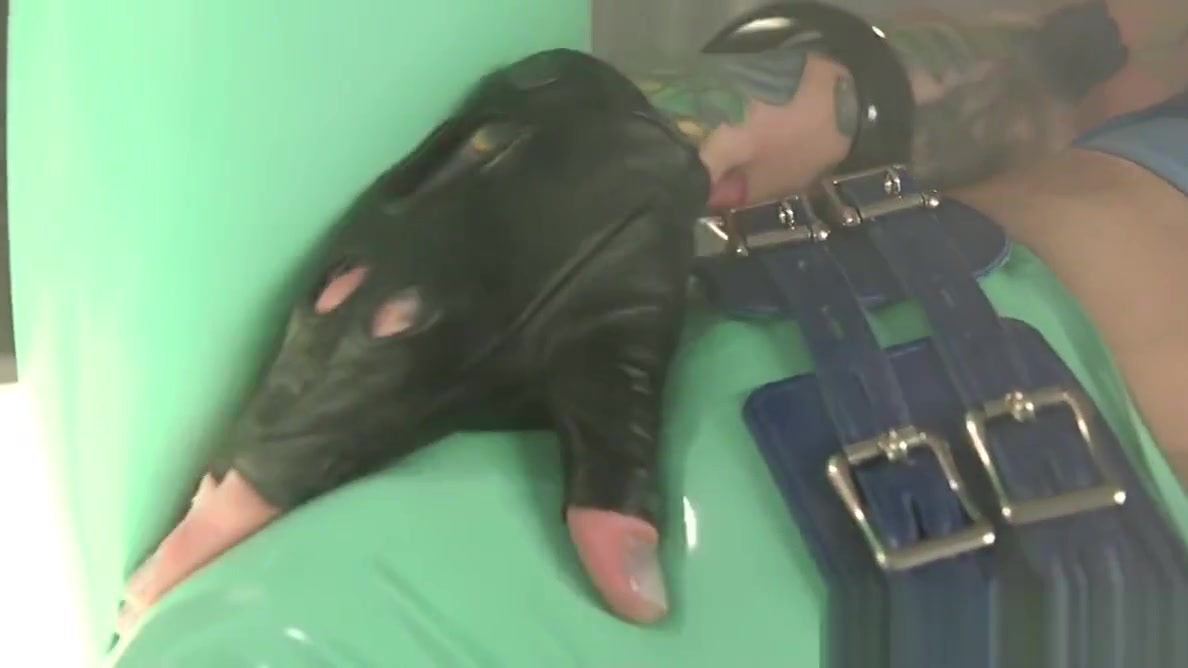 Inked busty ts in latex cocksucked by guy