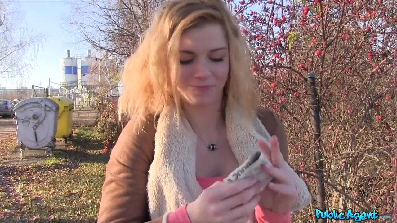 Grateful Babe Shows Her Gratidude With An Outdoor Blowjob And Fuck