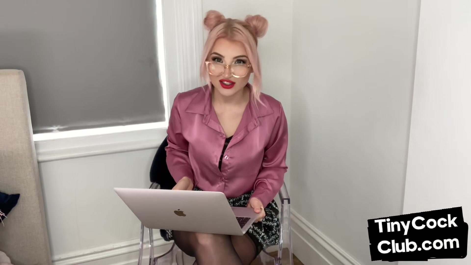 SPH amateur doll humiliates small cocks in solo video