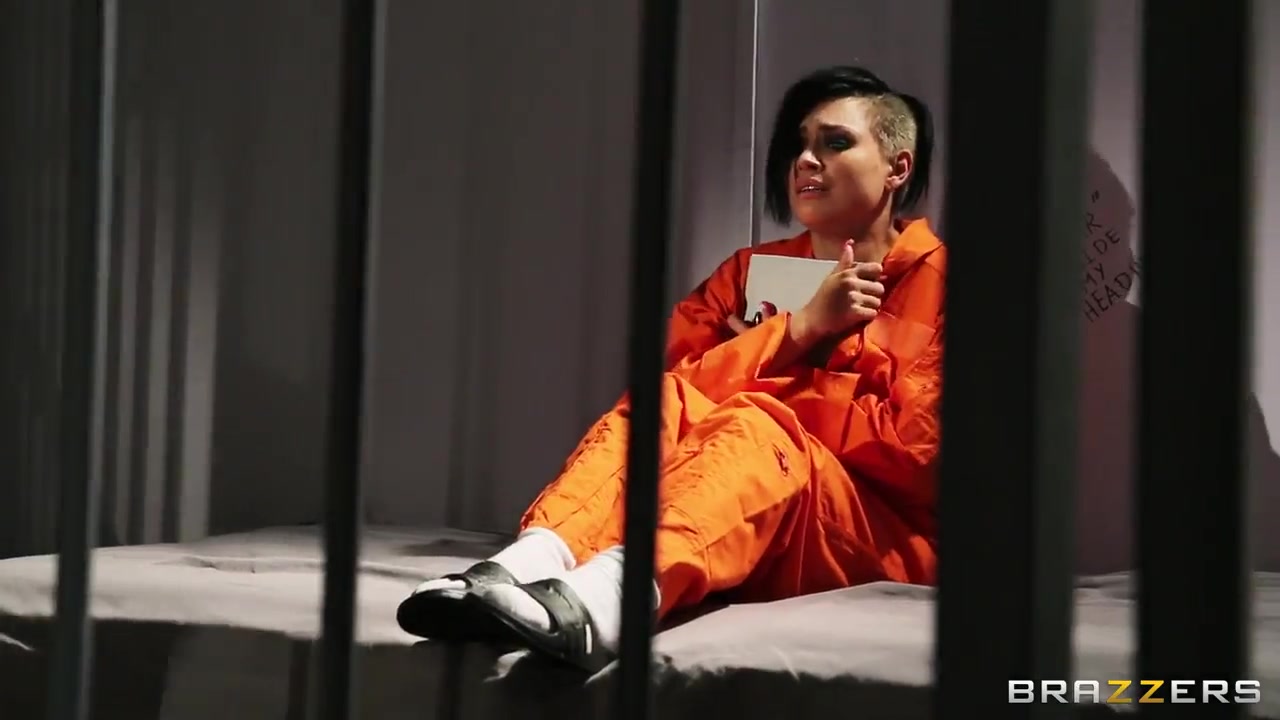Prisoner babe submitted to suck the dick