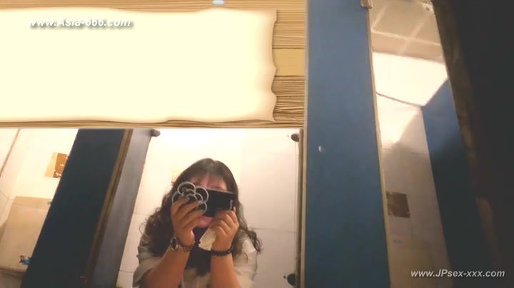 chinese girls go to toilet.68