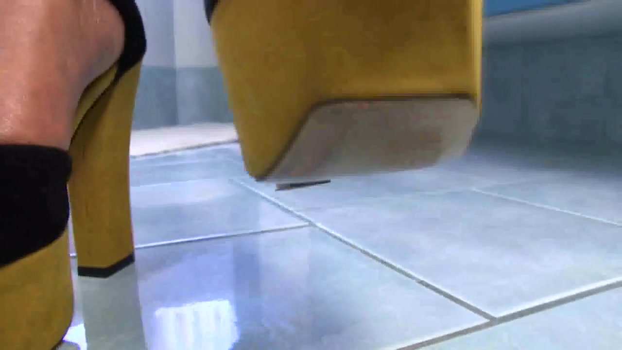 Solo shoes play with ebony slut in bathroom by Foot Girls