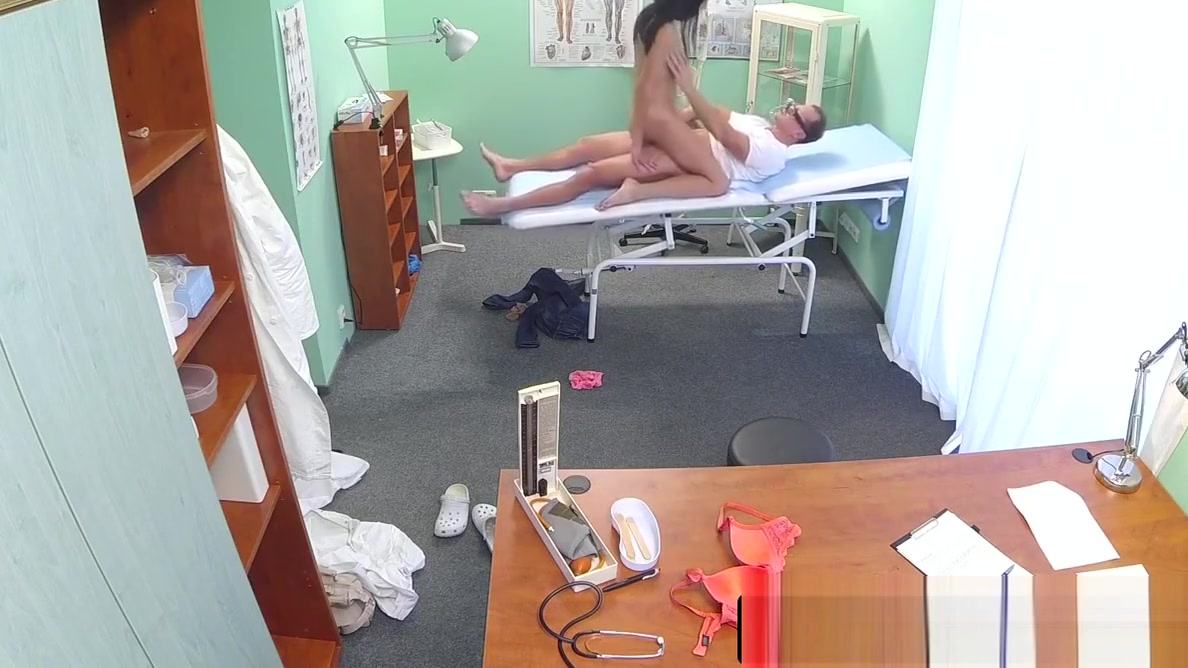 Amateur eurobabes ass gets jizzed by fake doc