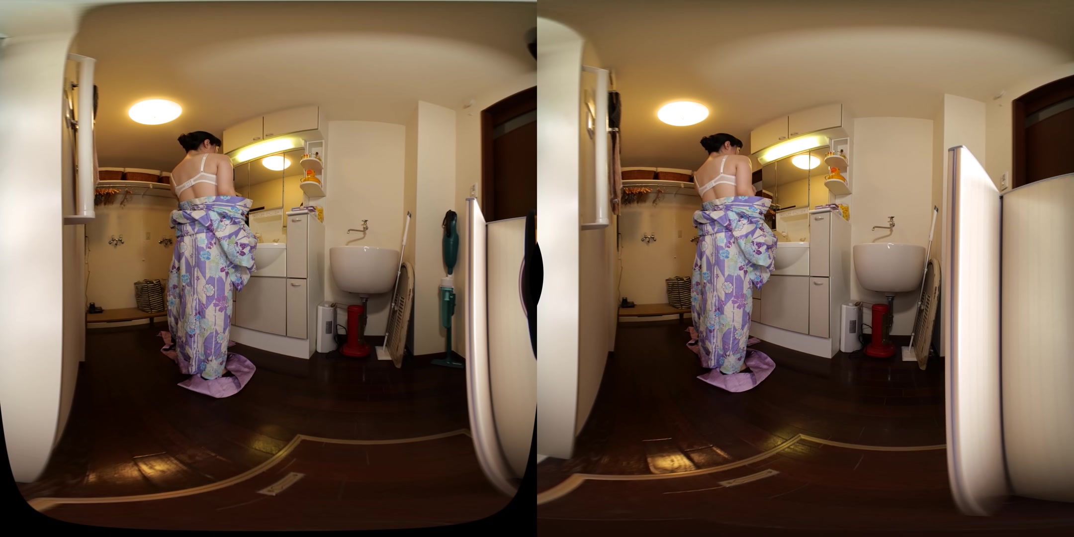 Sara Minamino - Peeping Through the Gap To Look at What You're Wearing: Sara Minamino - FANTASTICA