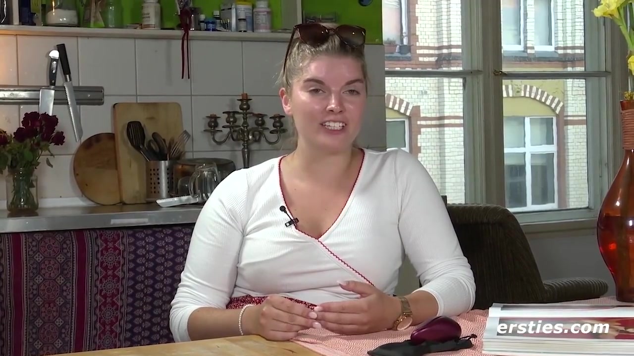 Blonde Halb-danin Natascha Fingert Sich Doggy Auf Dem Kuchentisch