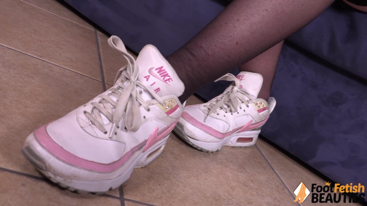 Sexy Ilaria takes off her sneakers and puts on rubber flip-flops