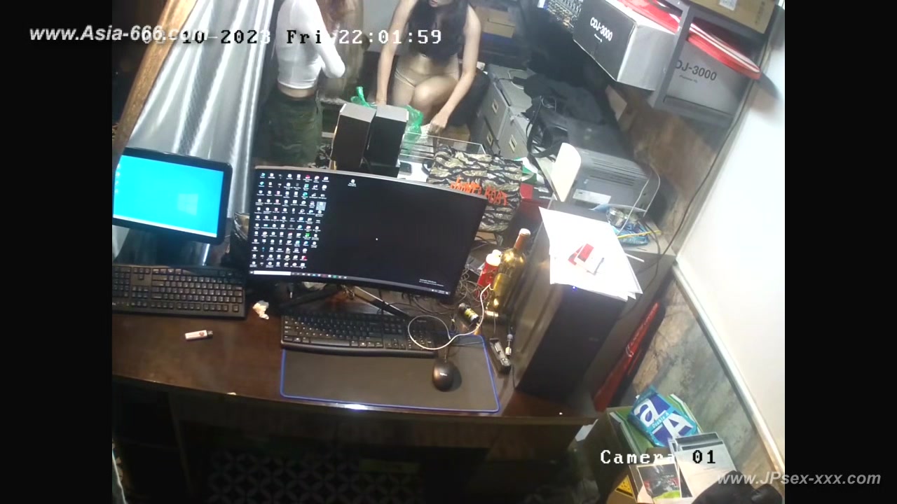 Hackers use the camera to remote monitoring of a lover's home life.600