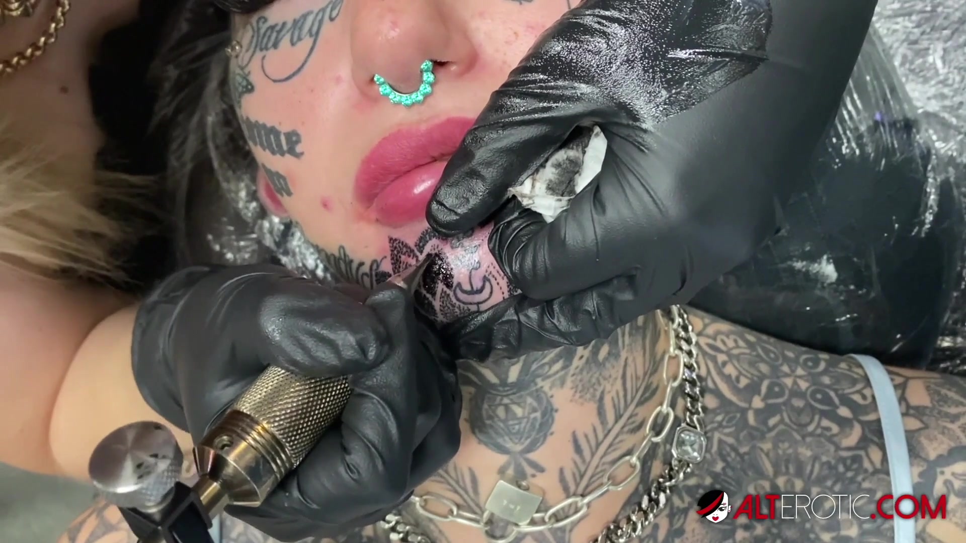 Amber Luke Getting a Chin Tattoo