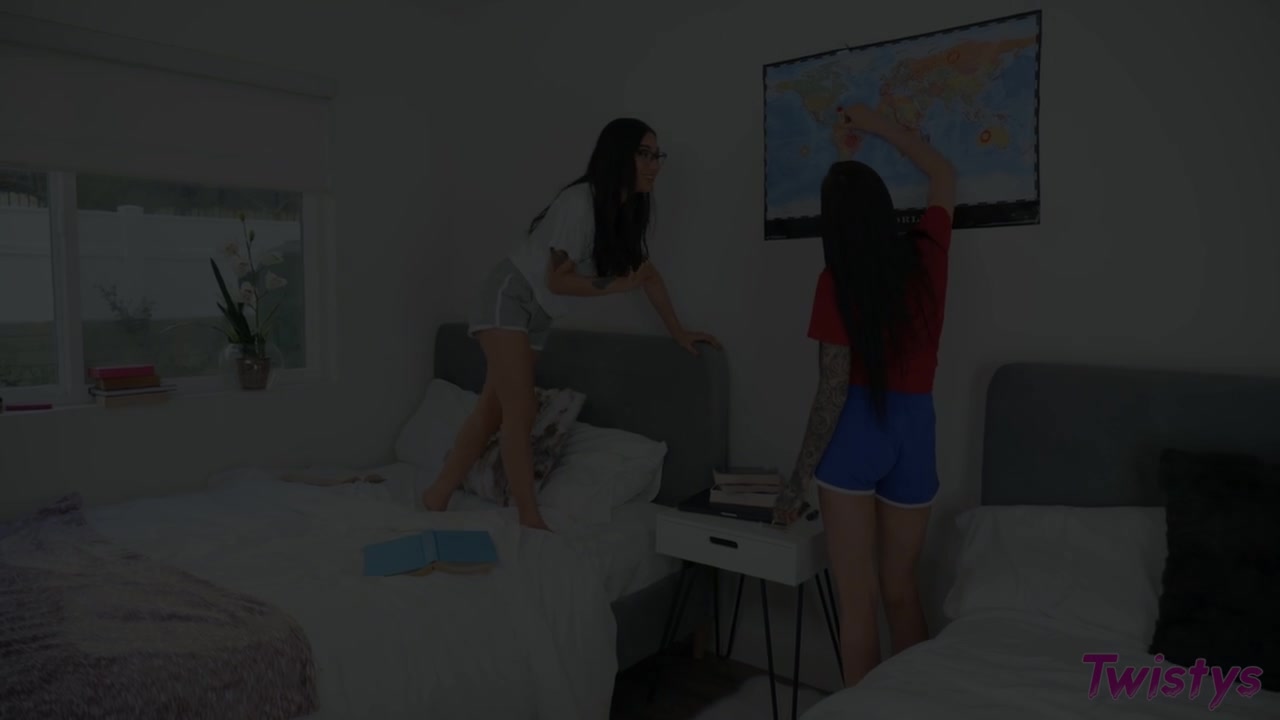 Marley Brinx & Avery Black in Cat Fight - TwistysNetwork