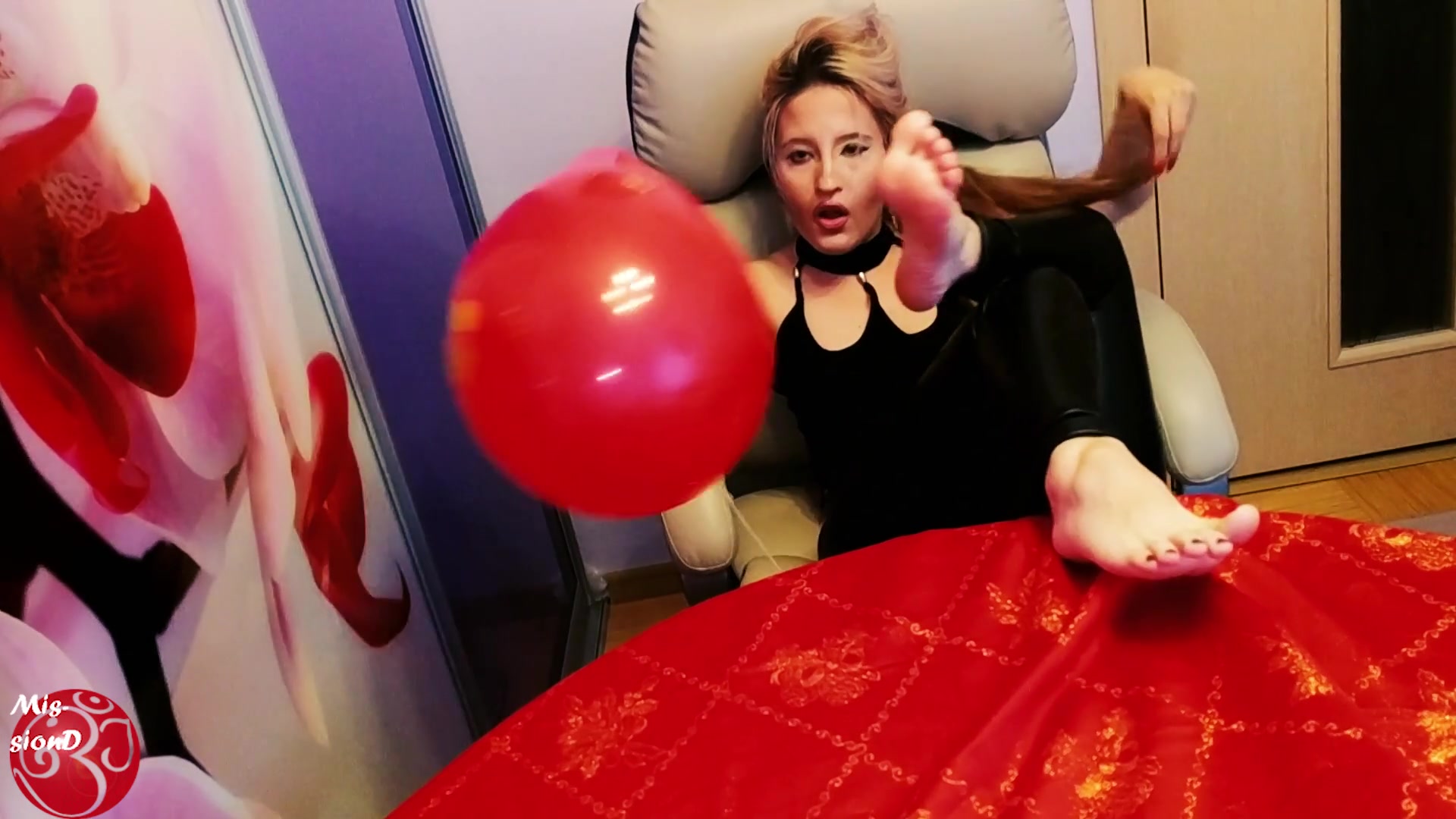 Red Balloon Feet Play - Sex Movies Featuring Findom Goaldigger