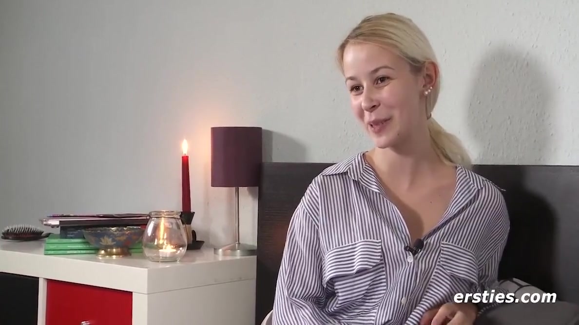 Die Blonde Jenny Massiert Ihre Rasierte Muschi Ausgiebig