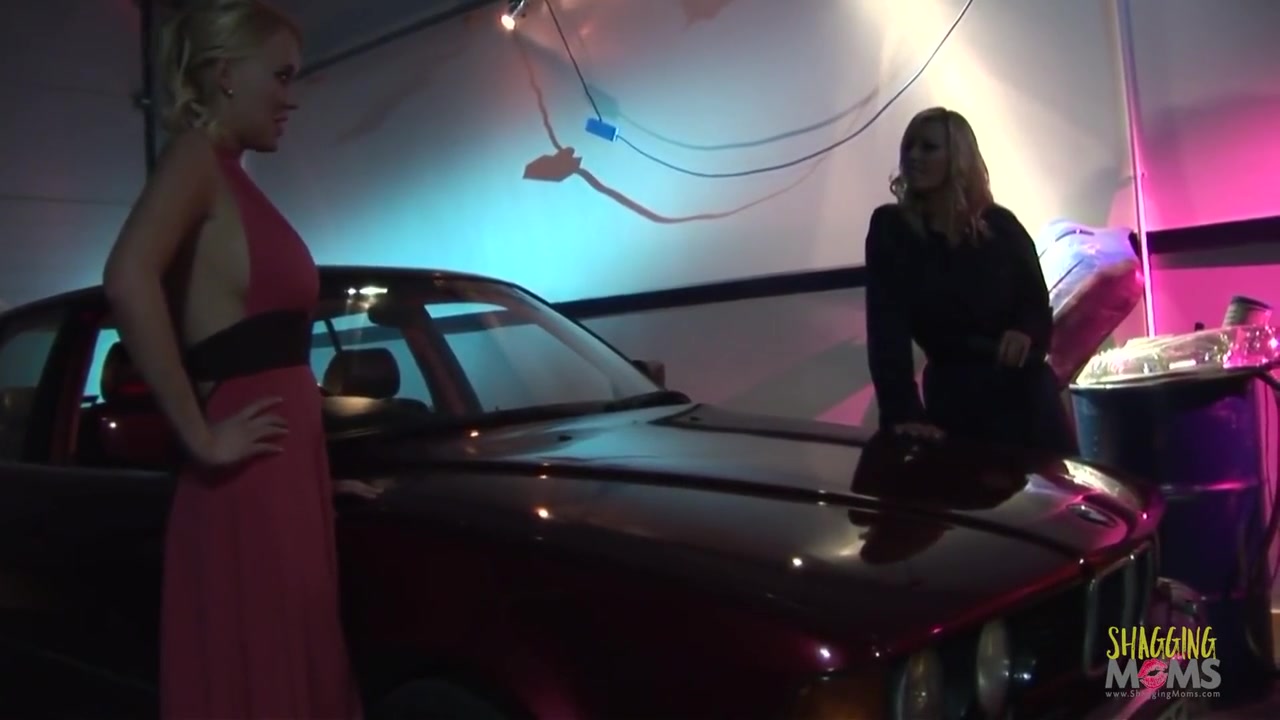 Blonde Milf Pays For Car Repairment By Using Dildos On The Bisexual And Getting Railed By The Worker