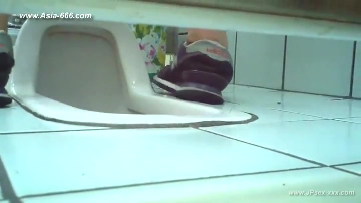chinese girls go to toilet.69