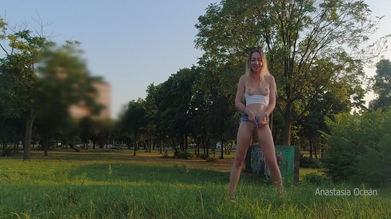 I Took A Tinder Girl In Public Park. She Undresed And Sucked My Dick. Cum In Mouth. 9 Min