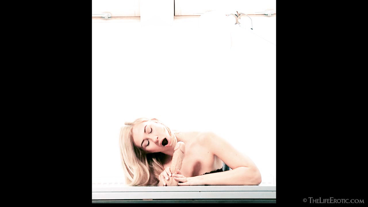 Chair Atopos - Tracy Lindsay - TheLifeErotic