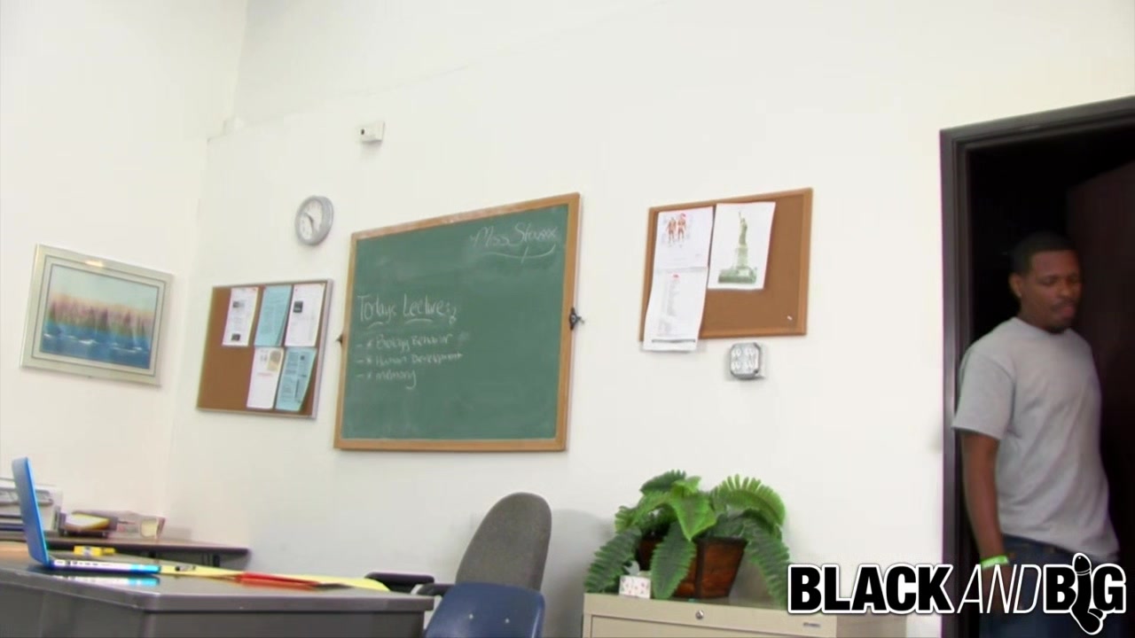 Black and Big - Phat Ass Teacher Kelli Staxxx Gets Railed by a Hung student 18+