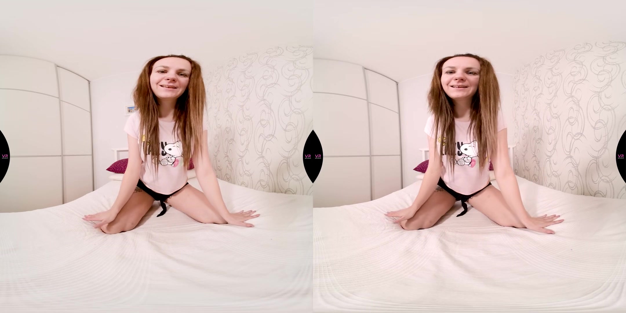 Laura Rose In Her Bed - Horny Amateur Solo - SexLikeReal