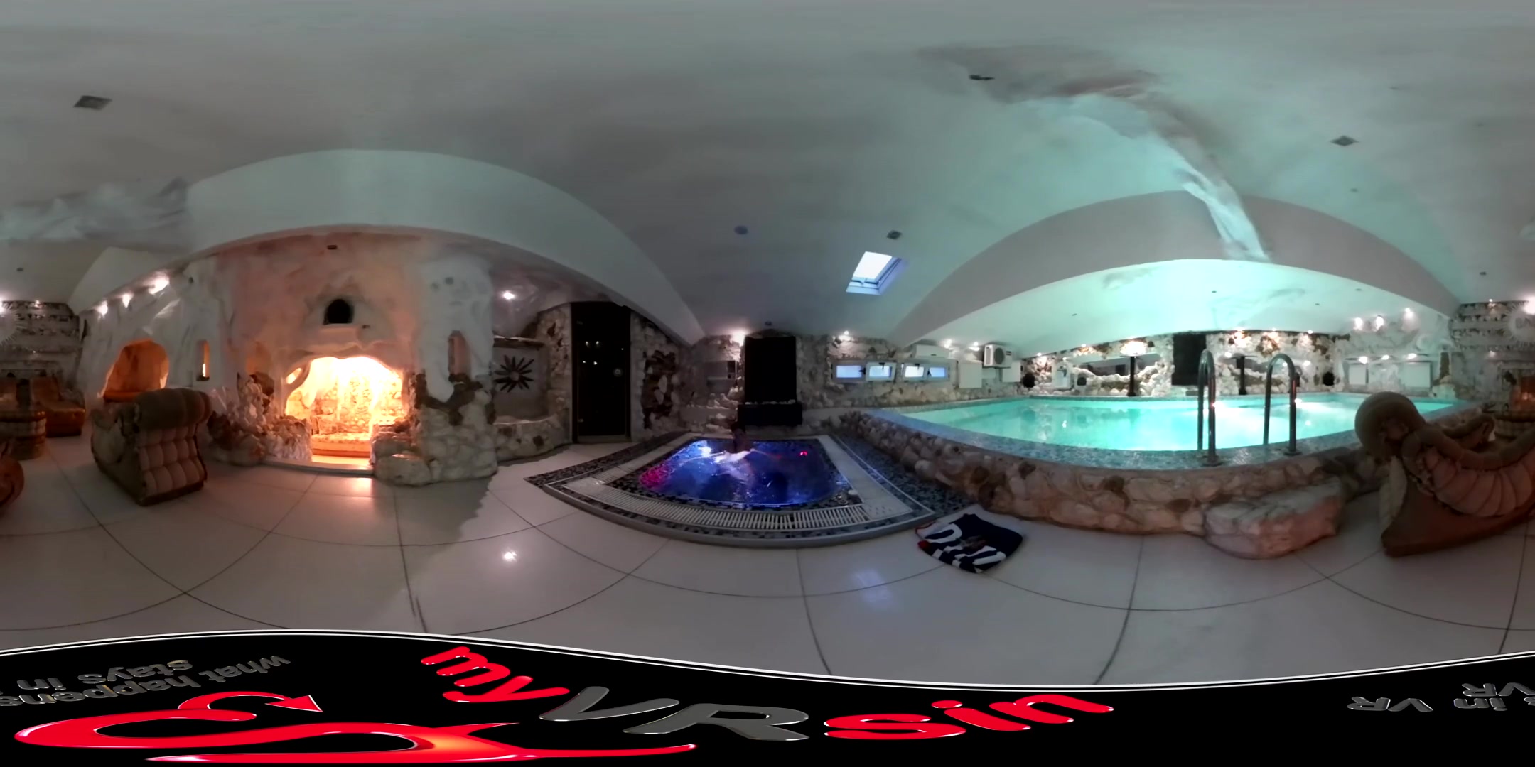 Coco De Mal in Hot Tub - myVRsin