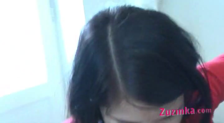 Amateur Zuzinka opens beer by a pussy