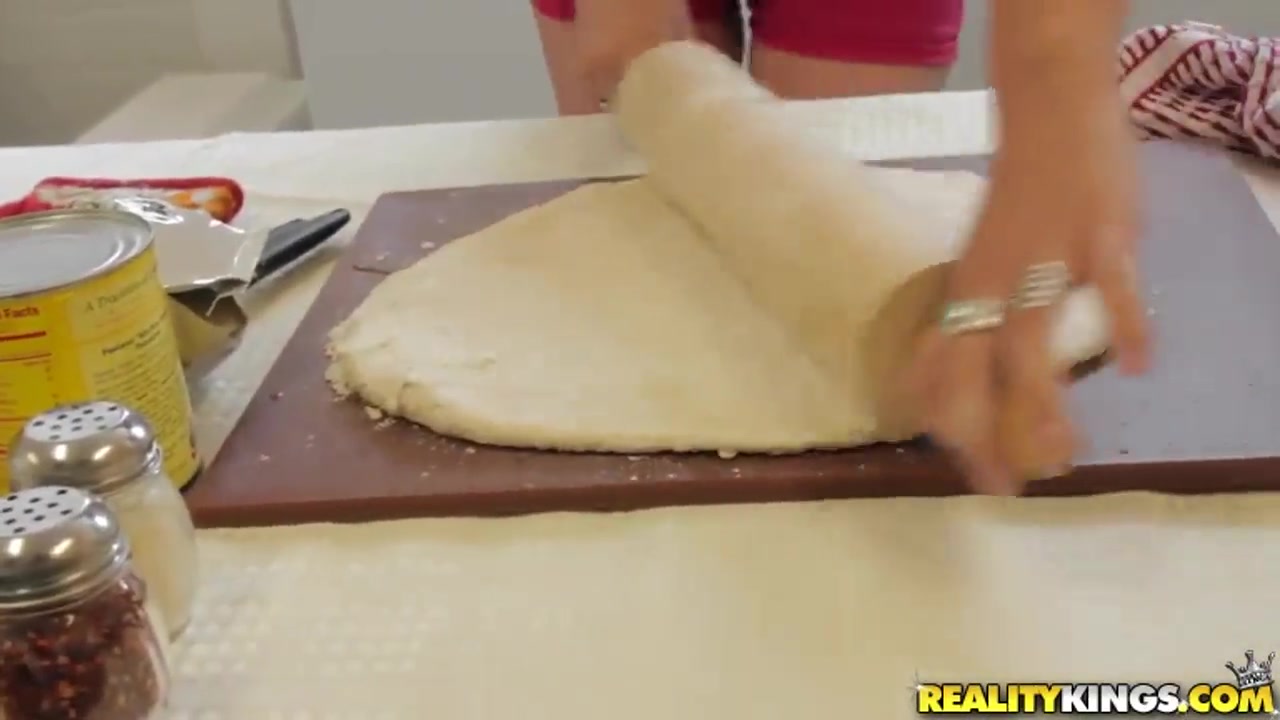 Lad eats pizza from the ass of appetizing blonde